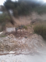 illegle Abwasserleitungen zerstören die Zone touristik Currila, Durres durch Erosion