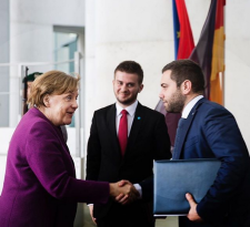 Treffen der "Intelligenz", ohne Diplom und Hochschulbidlung. Angela Merkel. Endri Fuga