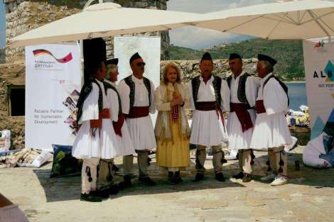 Besoffen mit Sonder Service und Folklore Truppe in Himari: GTZ Leiterin