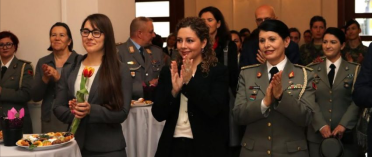 Dumm Quoten Fraulinks: Genoveva Ruiz Calavera , zelebriert sich mit den dümmsten Militär Offizieren, was schon lange ein Desaster ist