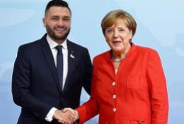 Angela Merkel und Bes Callaku 2018